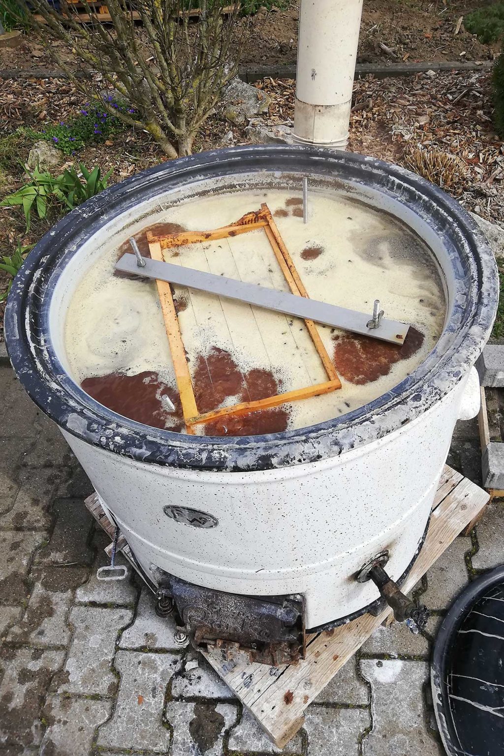 Rähmchen reinigen mit Soda im Wurstkessel - honigwerk.de